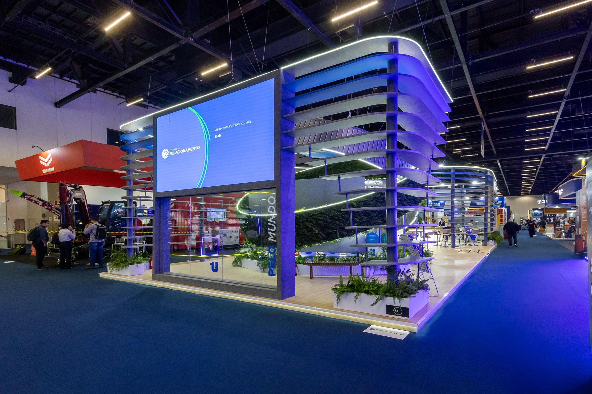 Painel LED e estrutura lateral do estande Cimento Nacional