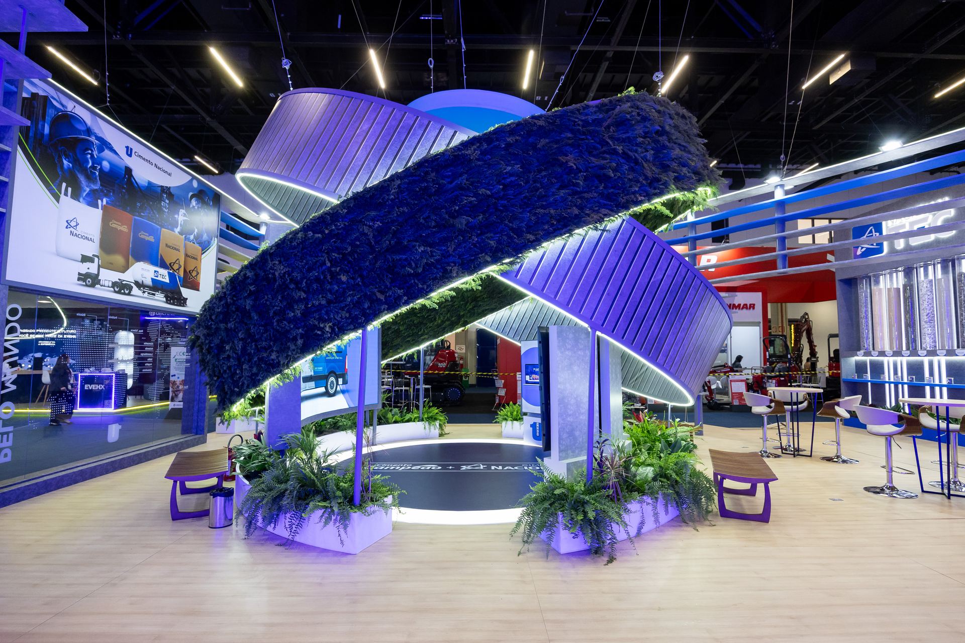 Disco flutuante com jardim vertical de musgo — instalação exclusiva Cimento Nacional na Concrete Show 2025