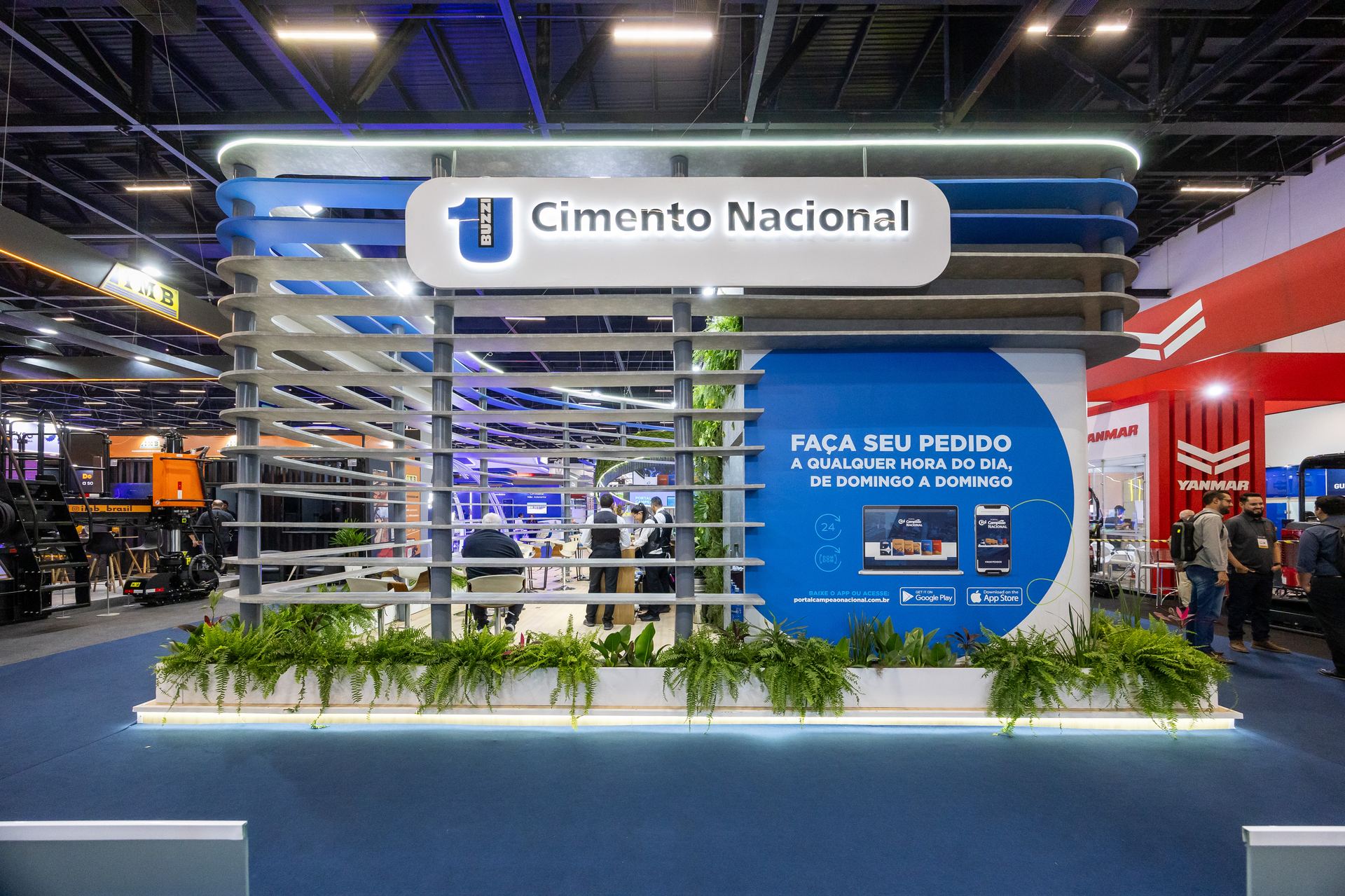 Vista frontal do estande Cimento Nacional — estrutura em camadas com iluminação azul
