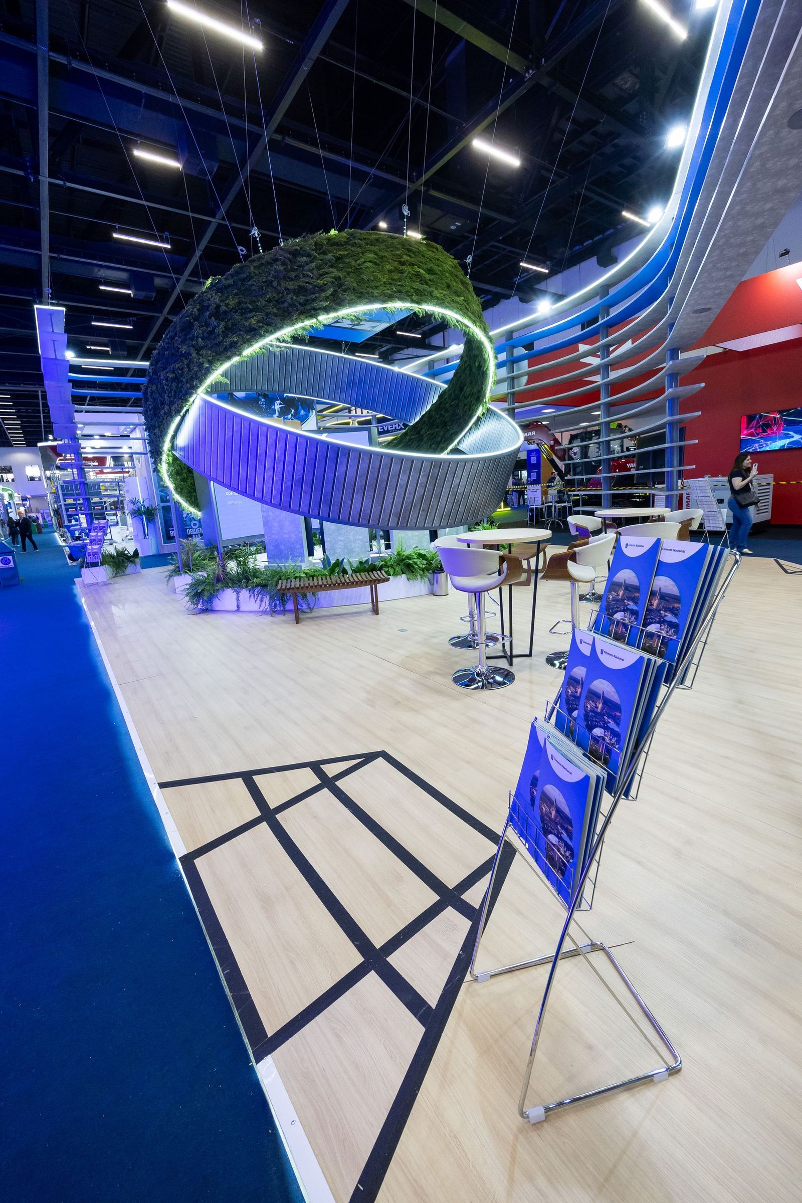 Interior do estande com piso branded Campeiro + Nacional e área de exposição