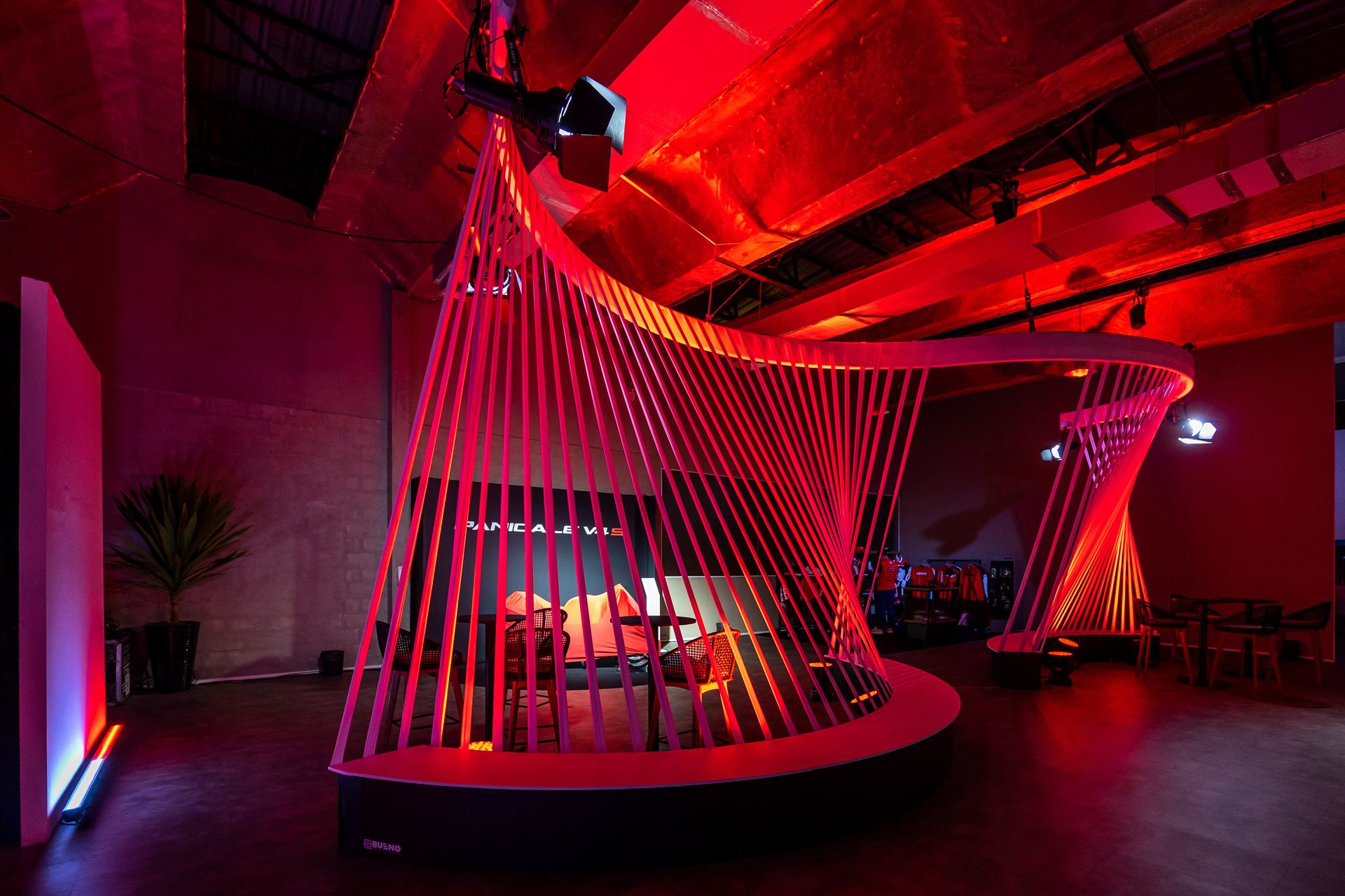 Instalação espiral vermelha — lançamento Panigale V4 S, MIS Experience São Paulo