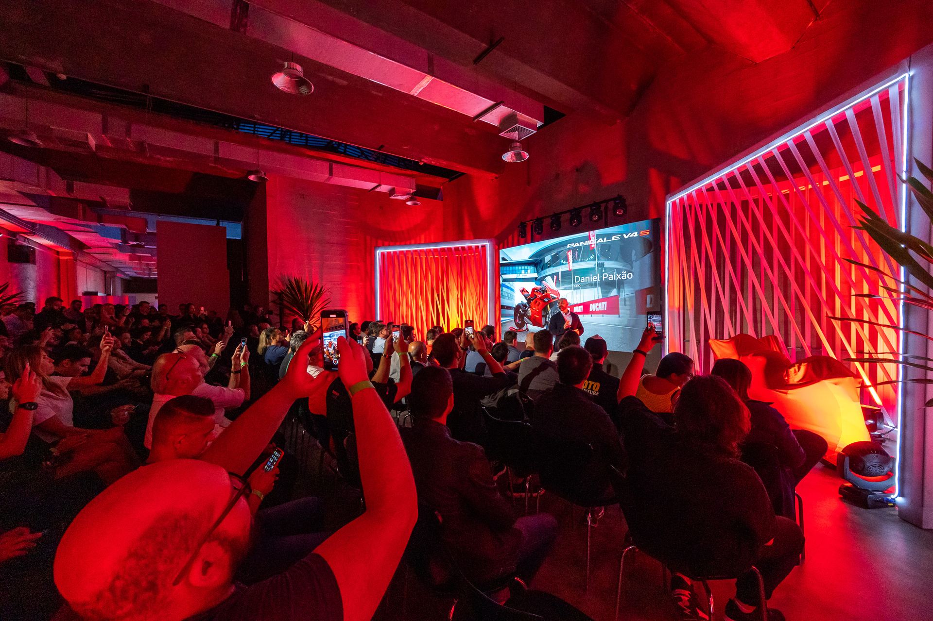 Apresentação de Daniel Paixão — plateia e tela com Panigale V4 S