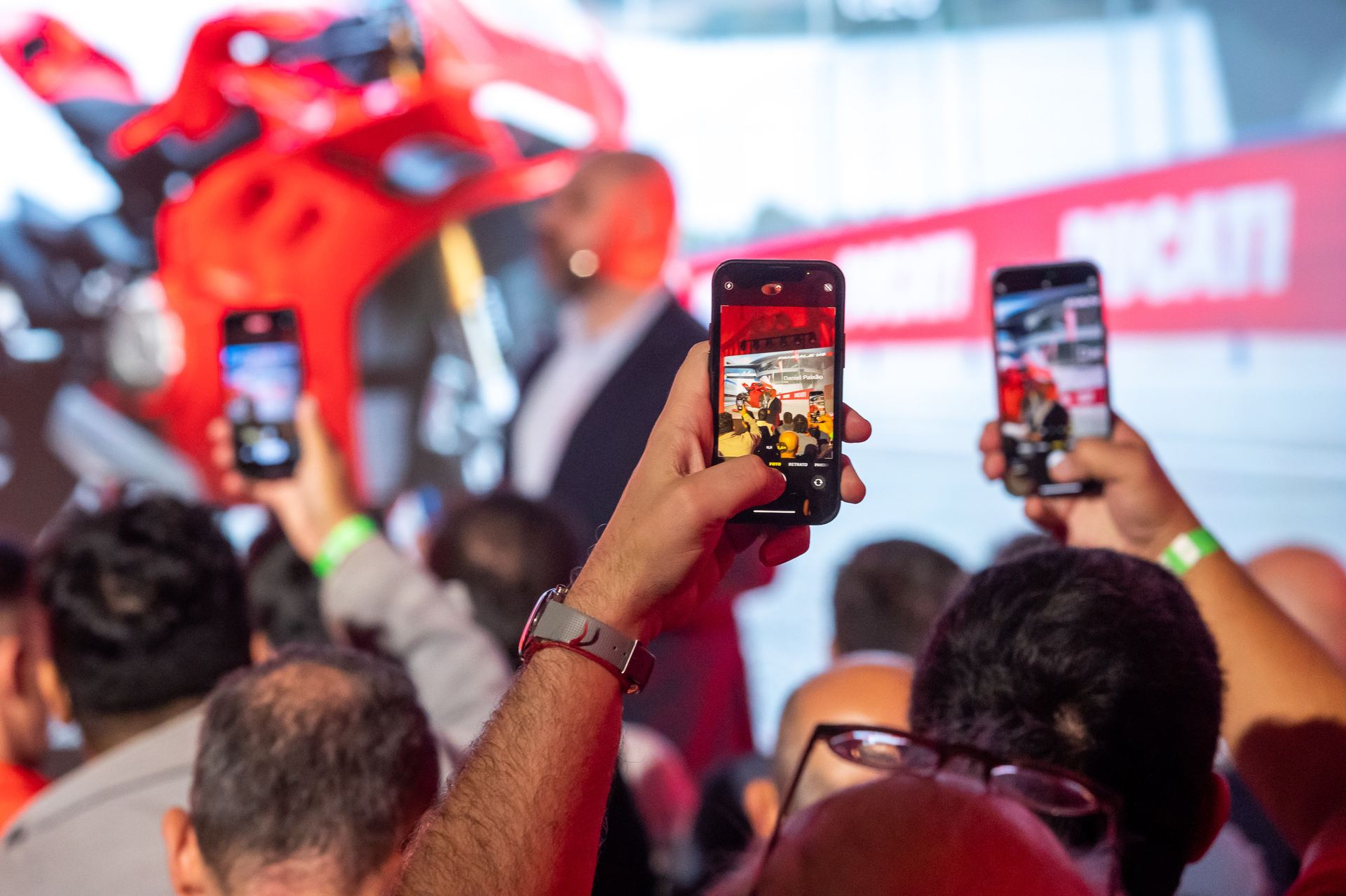 Convidados fotografando o reveal da Panigale V4 S com celulares