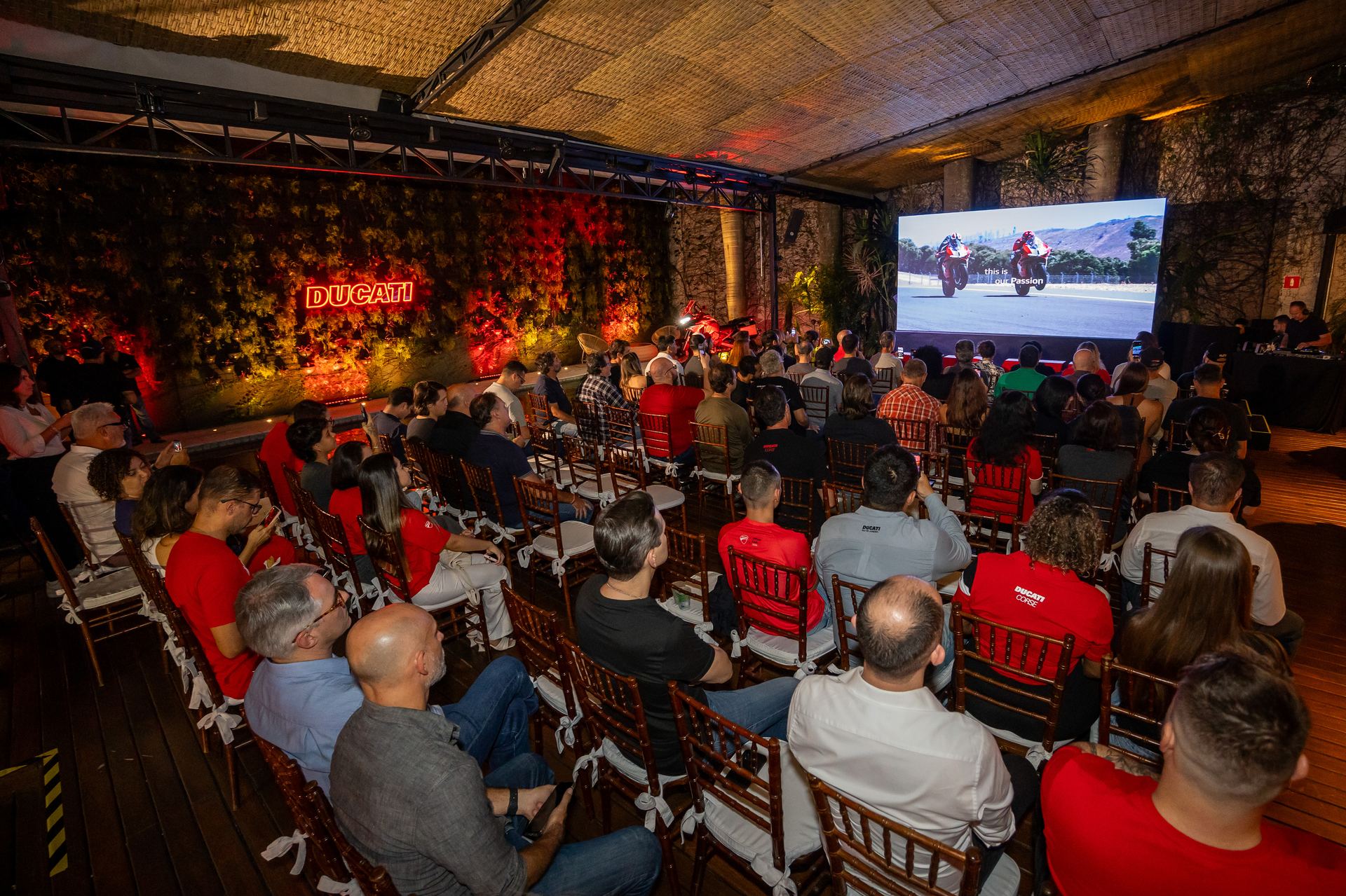 Audiência assistindo à apresentação da Ducati Multistrada V4 Rally