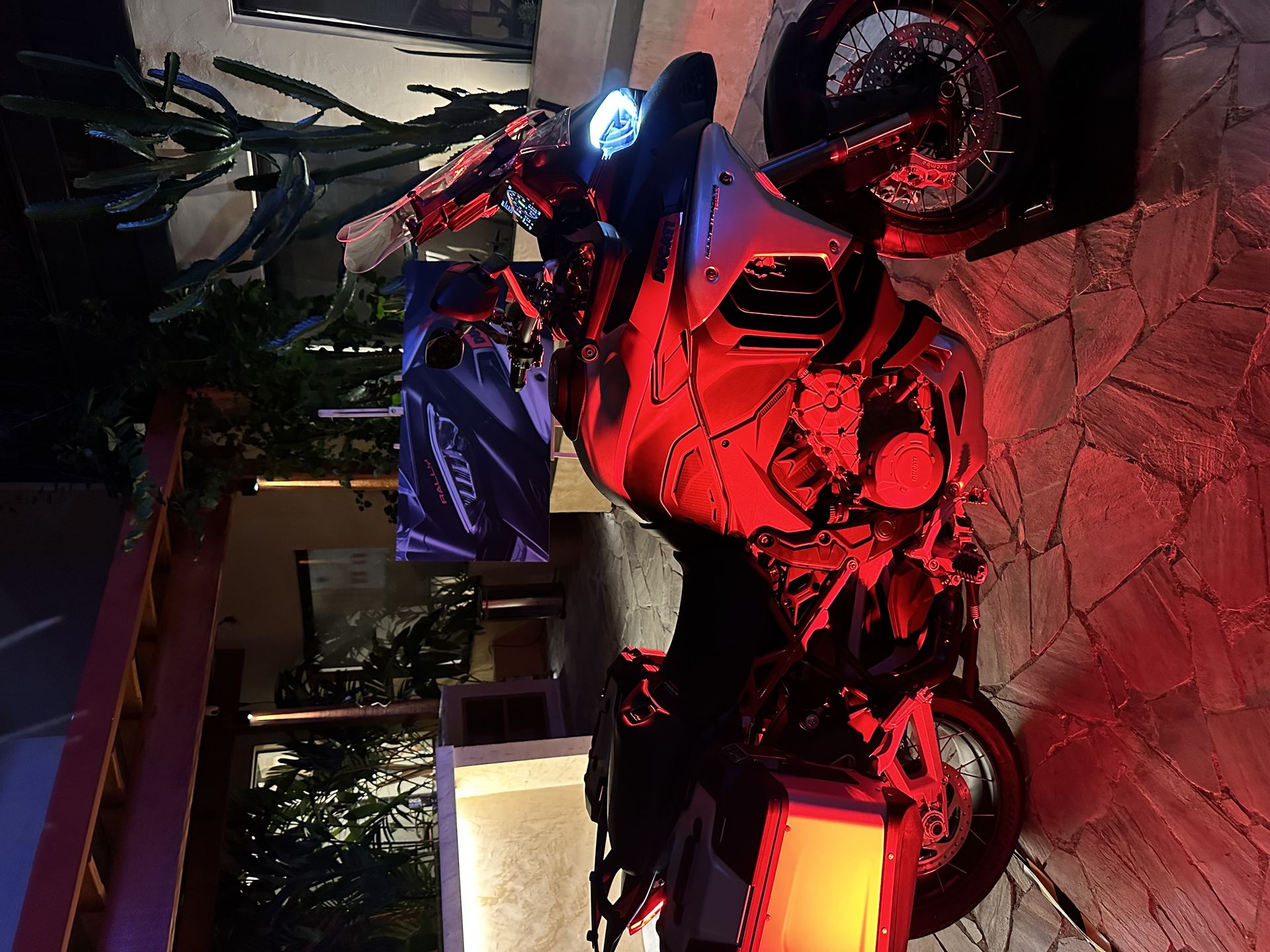Ducati Multistrada V4 Rally iluminada em vermelho no evento de lançamento