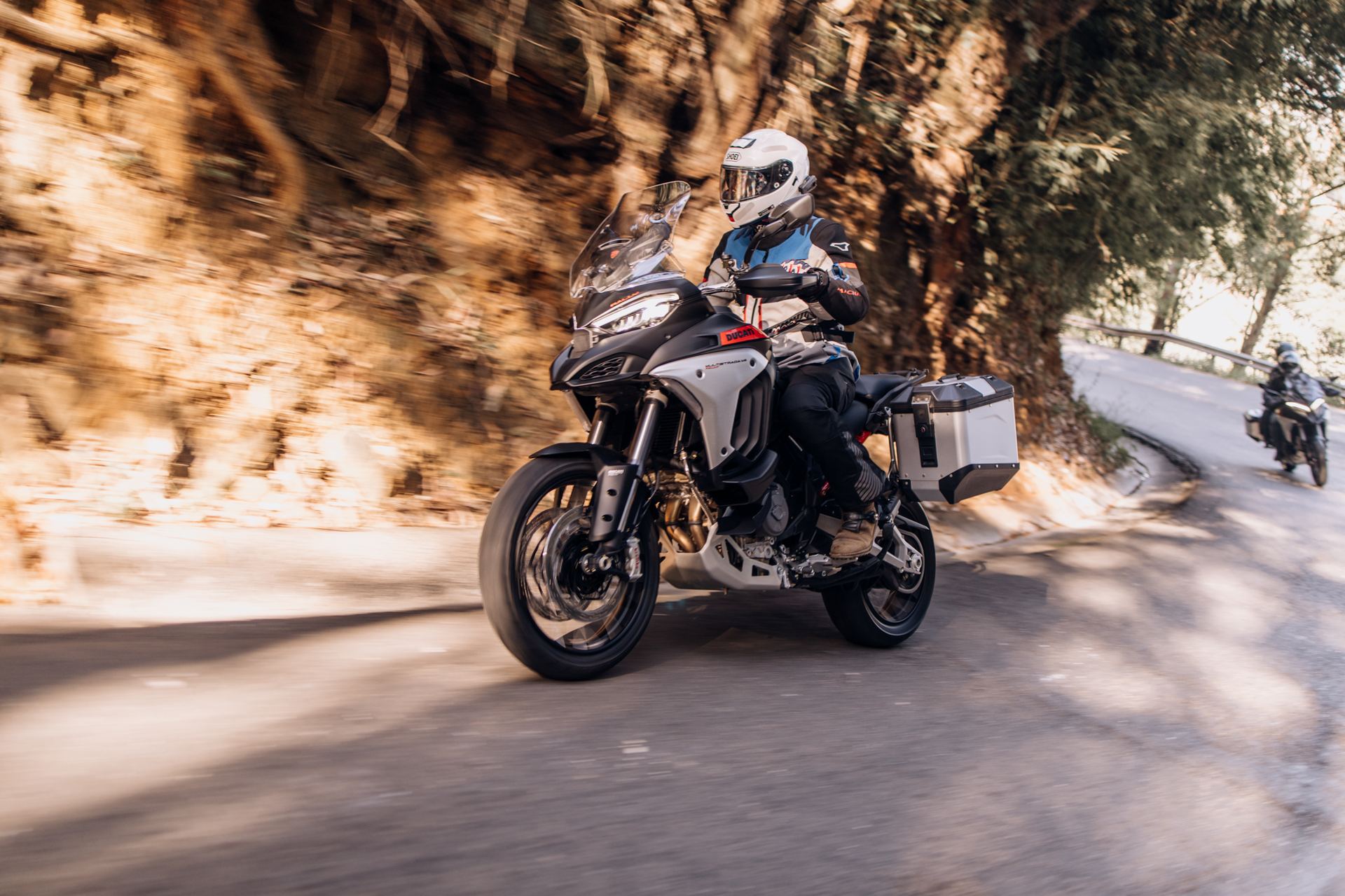 Ducati Multistrada V4 Rally em alta velocidade no asfalto — motion blur