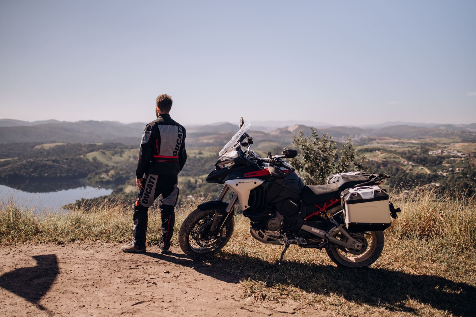 Piloto e Ducati Multistrada V4 Rally contemplando a paisagem no mirante — vista panorâmica