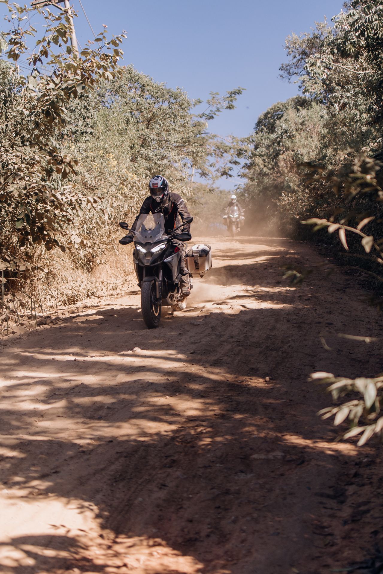 Ducati Multistrada V4 Rally levantando poeira na trilha de terra do percurso