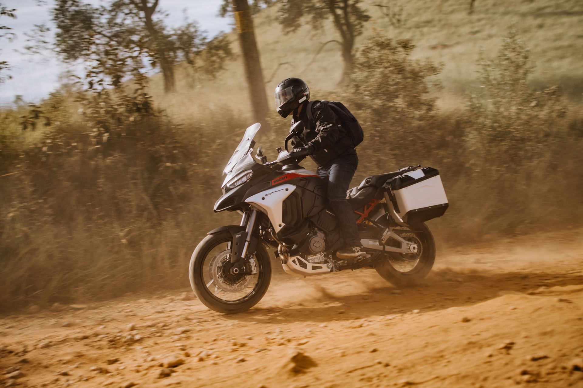 Ducati Multistrada V4 Rally em ação na trilha de terra — levantando poeira