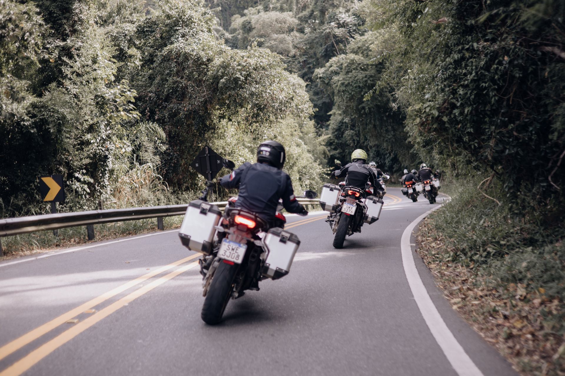 Comboio de motos Ducati Multistrada V4 Rally pela mata atlântica