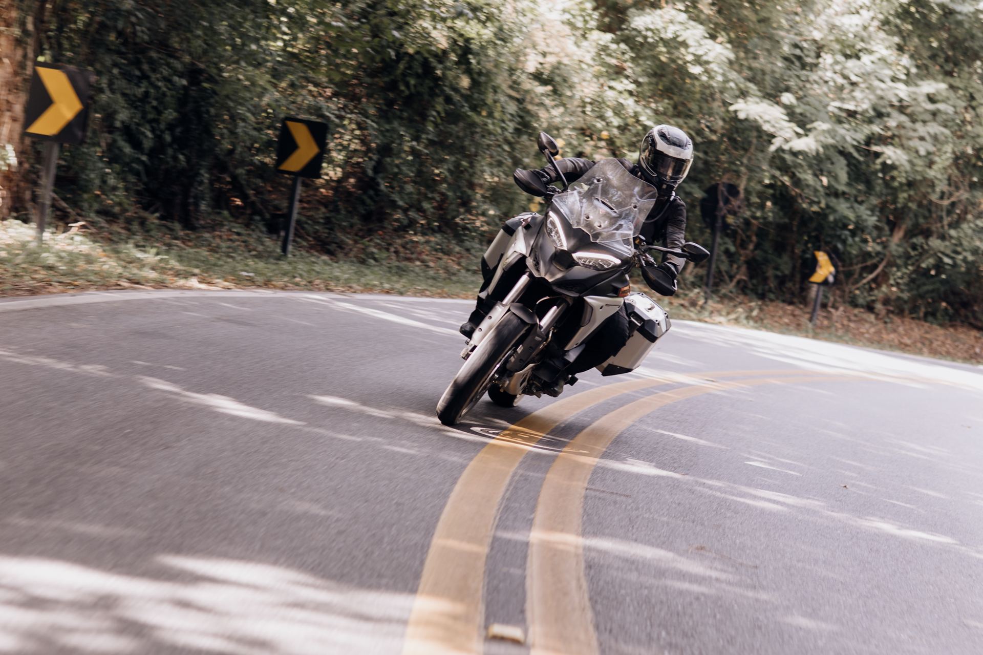 Ducati Multistrada V4 Rally em curva fechada com inclinação