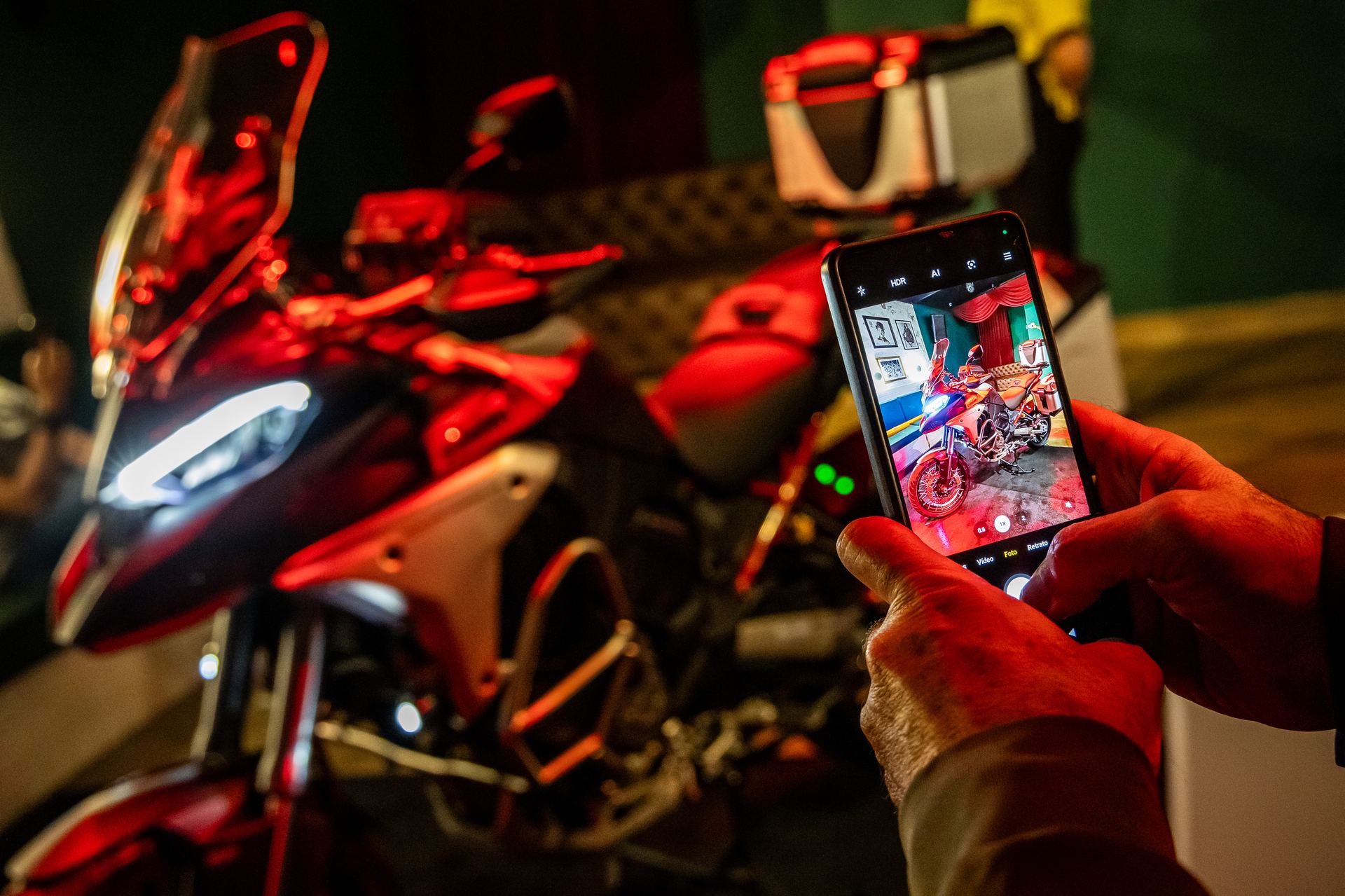 Participante fotografando a Ducati Multistrada V4 Rally com celular no lançamento