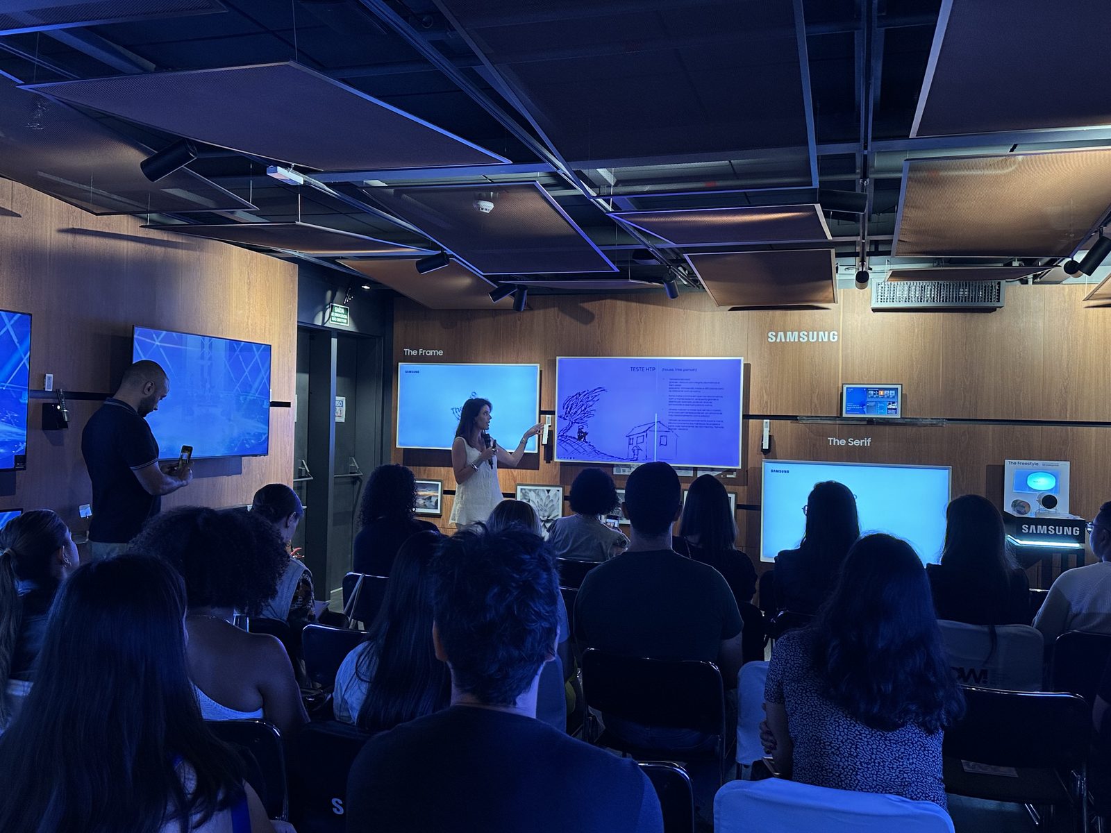 Ambiente da ativação com iluminação cenográfica e as linhas The Frame, The Serif e The Freestyle