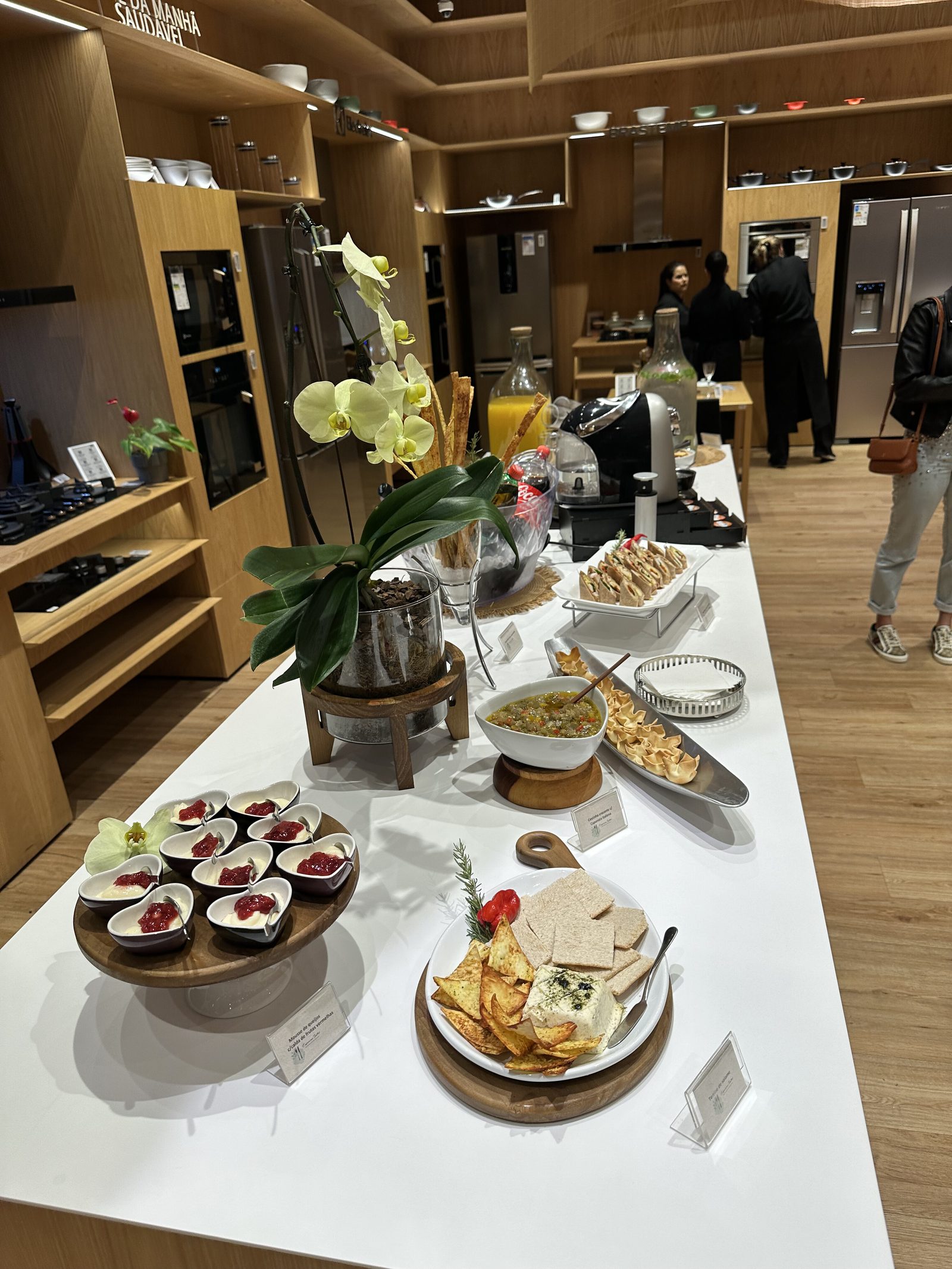 Curadoria de hospitalidade e lifestyle na loja Fast Shop Lifestyle