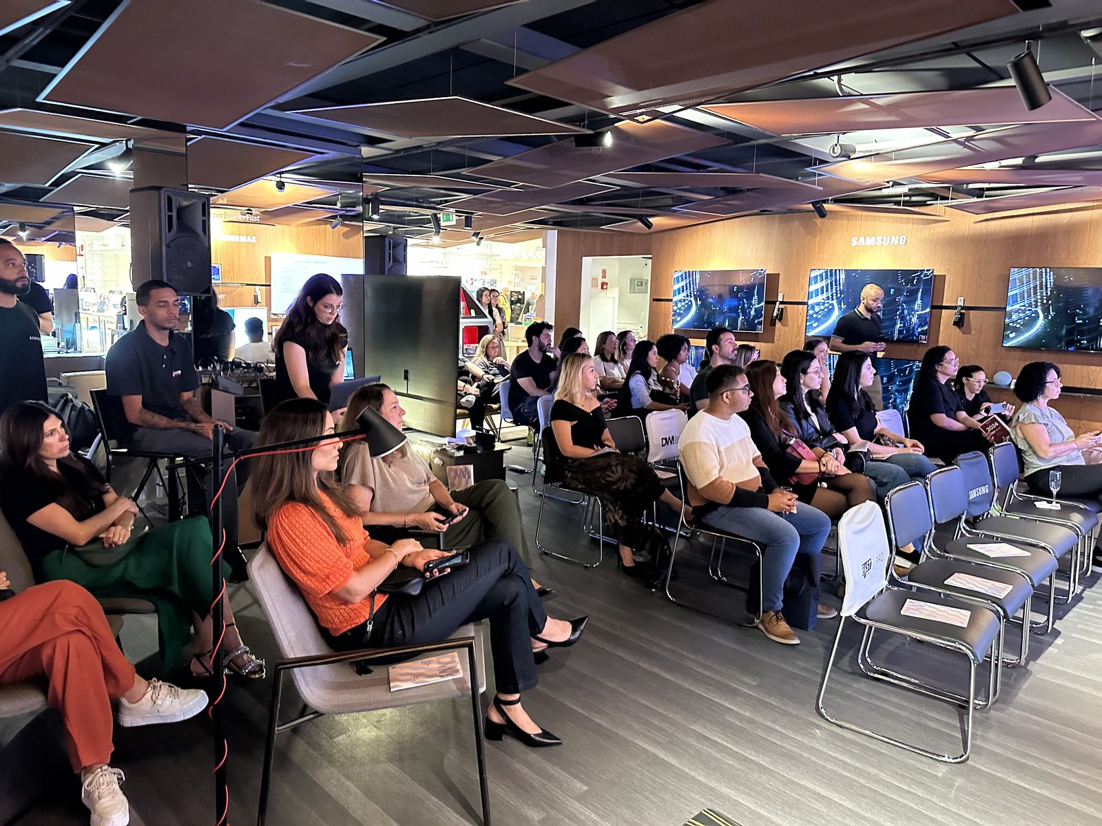 Plateia de arquitetos e formadores de opinião durante talk na Fast Shop