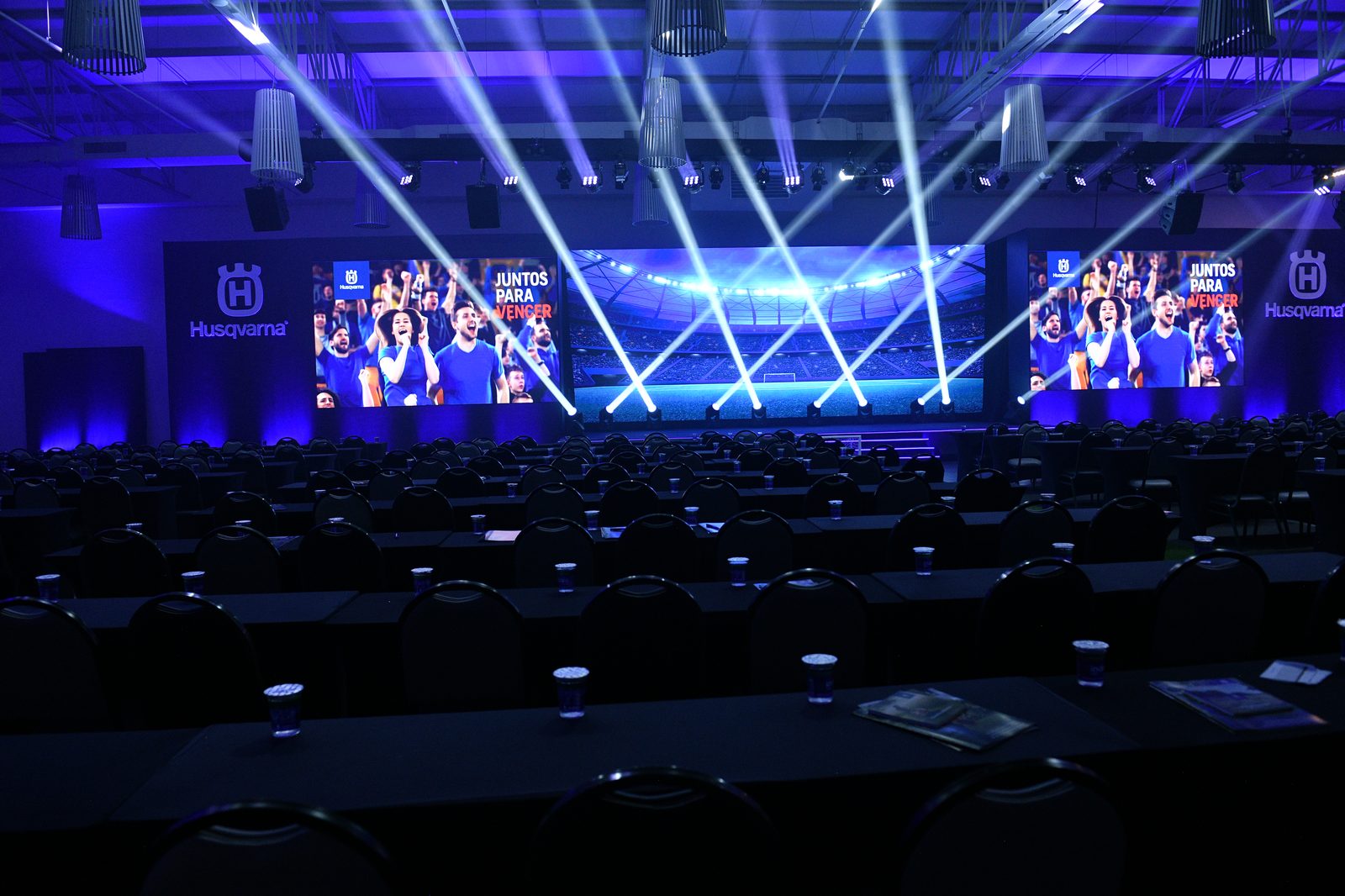 Arena da Convenção Husqvarna 2025 — plateia preparada e luzes cenográficas Juntos para Vencer