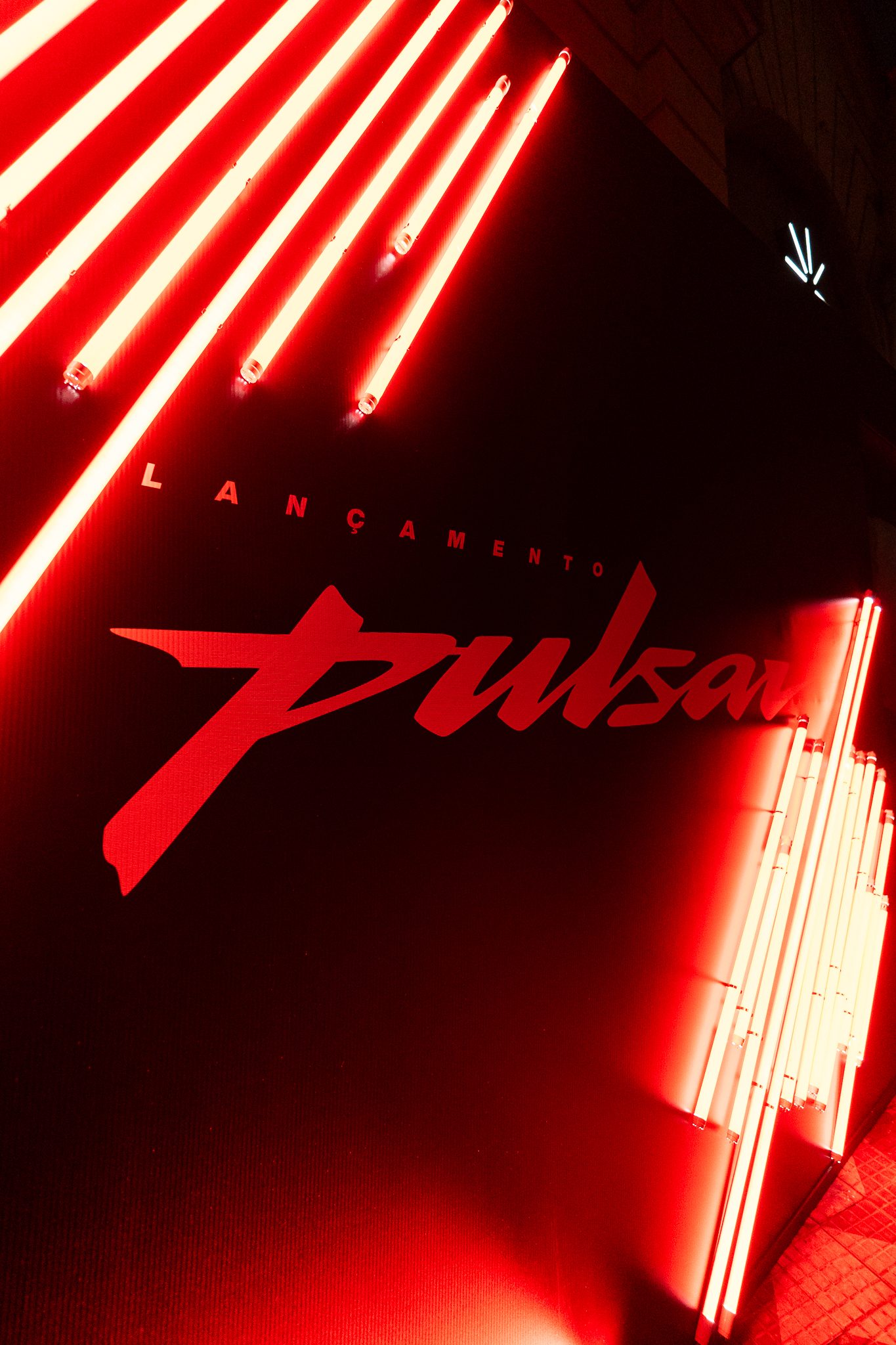 Letreiro neon 'Lançamento Pulsar' — Rally Fotográfico Pulsar N150