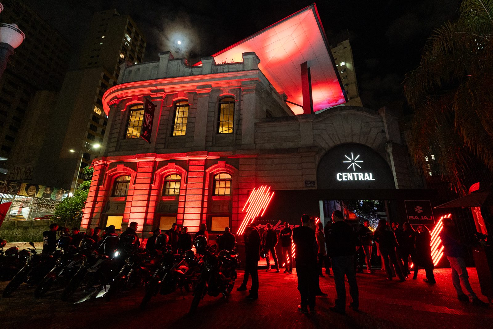 Rally Fotográfico Pulsar N150 — fachada da Central iluminada no centro de São Paulo