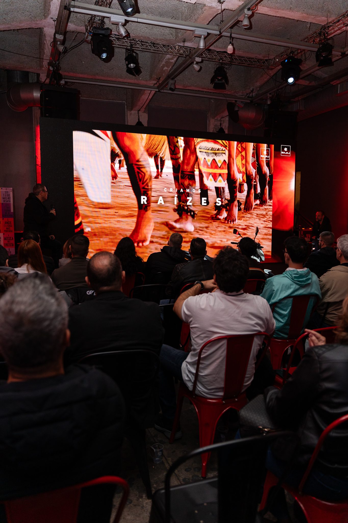 Plateia assistindo à apresentação Criamos Raízes — Bajaj Pulsar N150