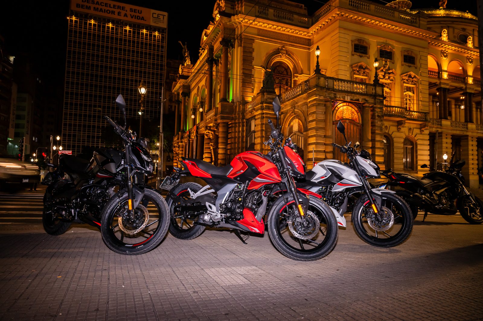 Três Pulsar N150 em frente ao Teatro Municipal de São Paulo