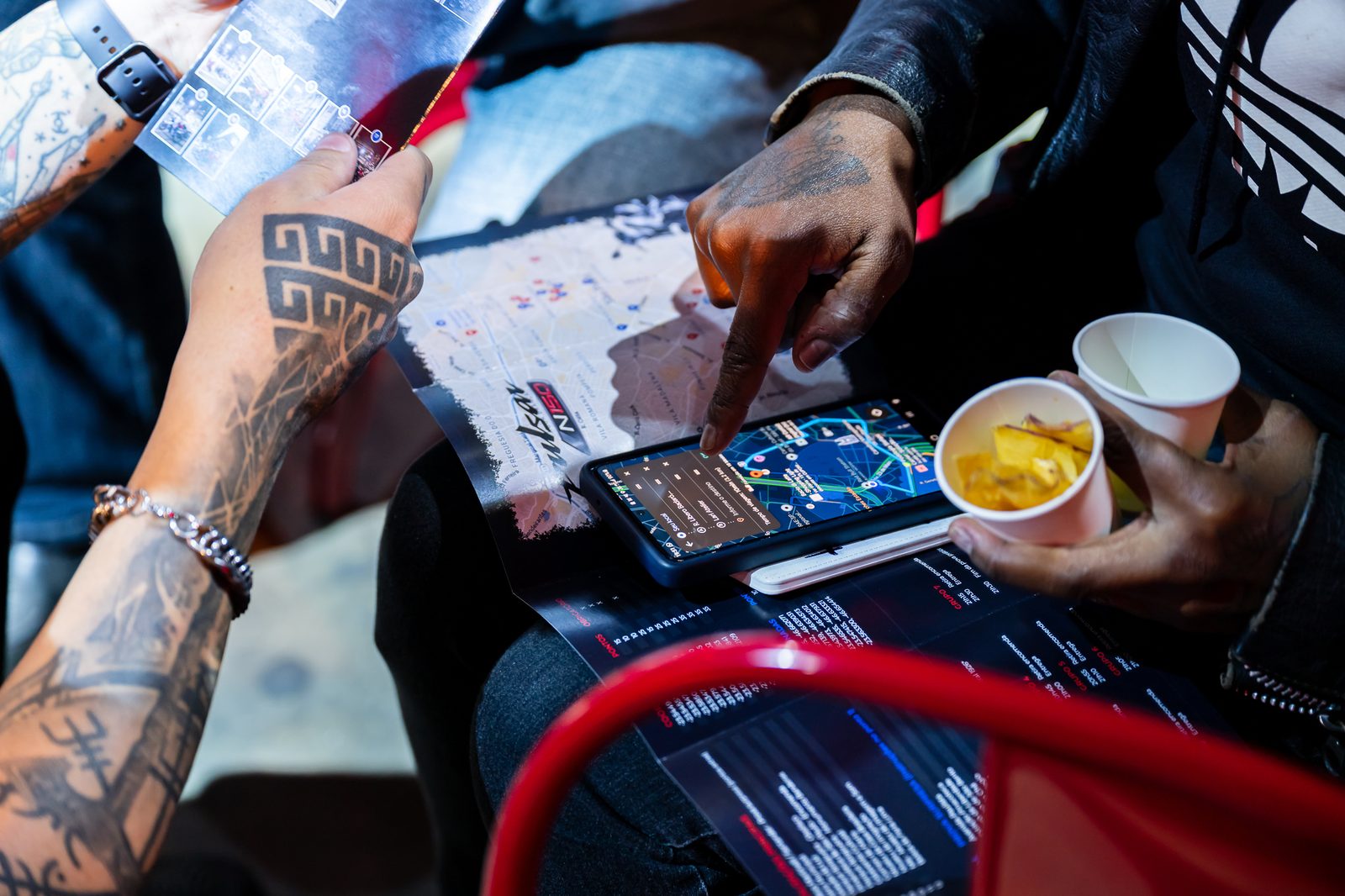 Jornalistas consultando mapa e aplicativo durante o Rally Fotográfico