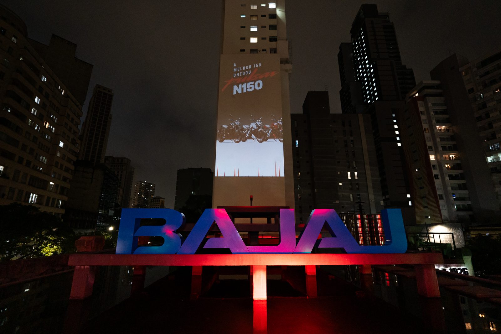 Totem Bajaj com projeção A Melhor 150 Chegou — Pulsar N150