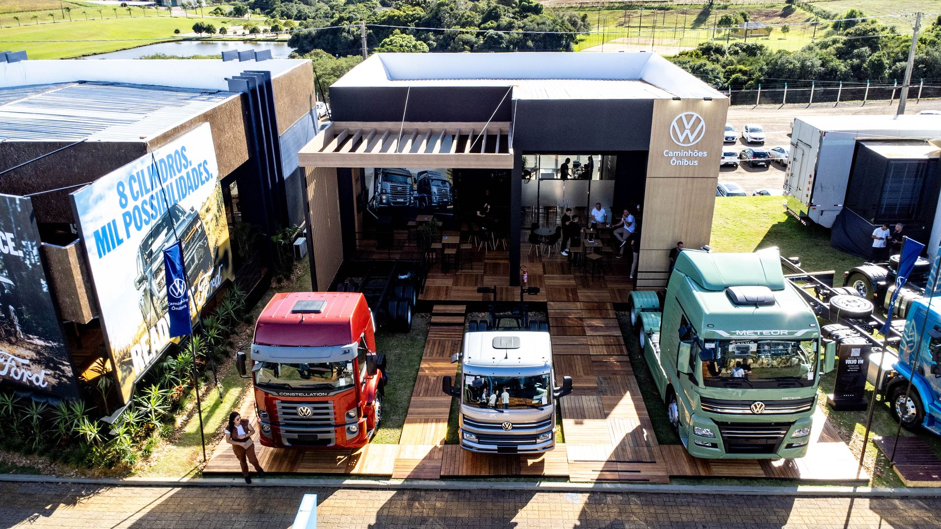 Vista aérea do estande VWCO — Constellation, Delivery e Meteor expostos no deck