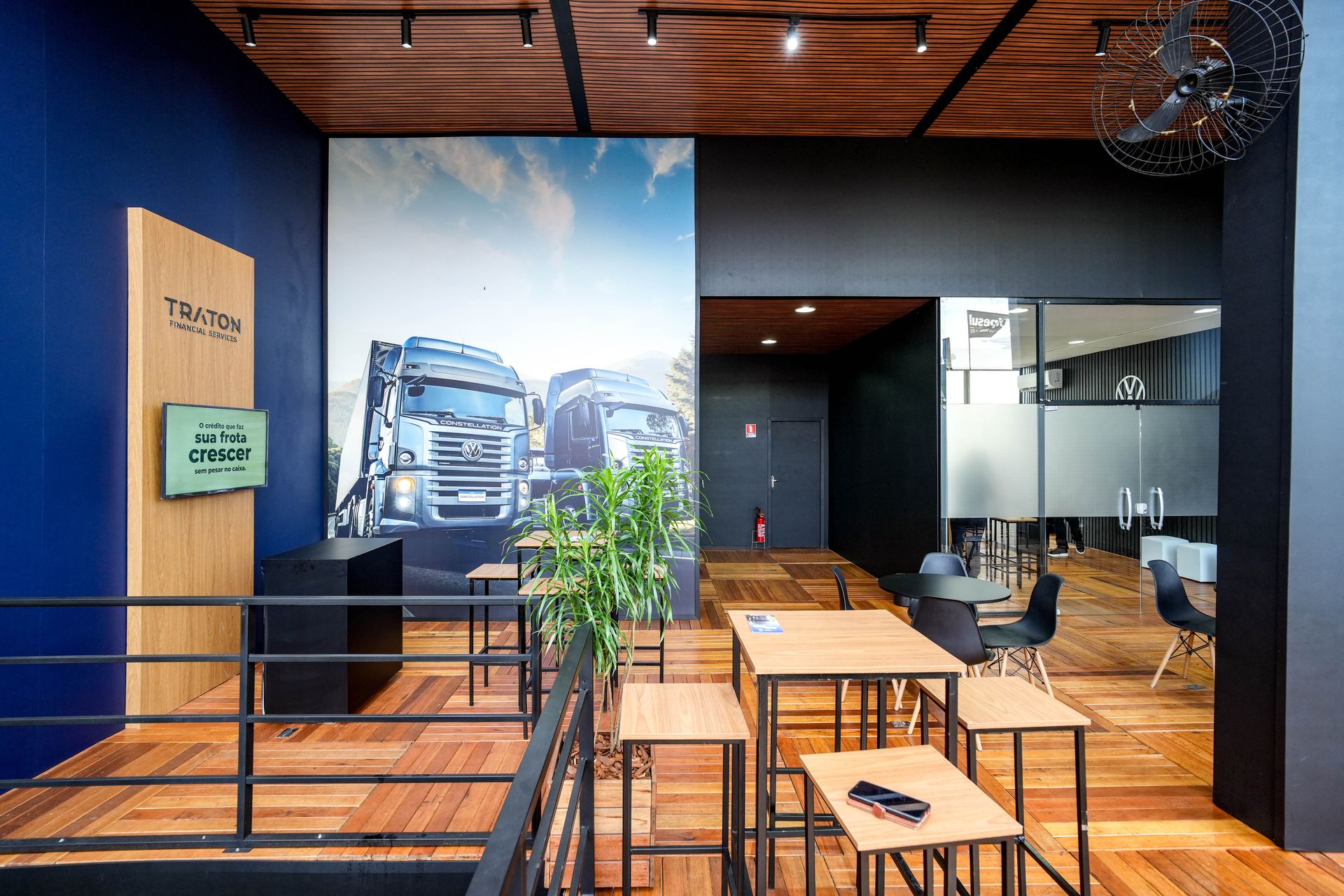 Área Traton Financial Services com painel Constellation no estande