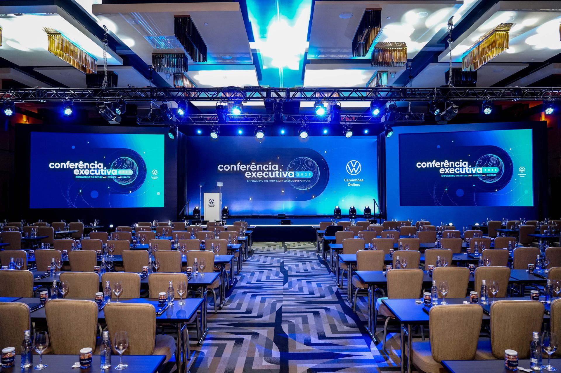 Salão frontal com três telões — Conferência Executiva VWCO