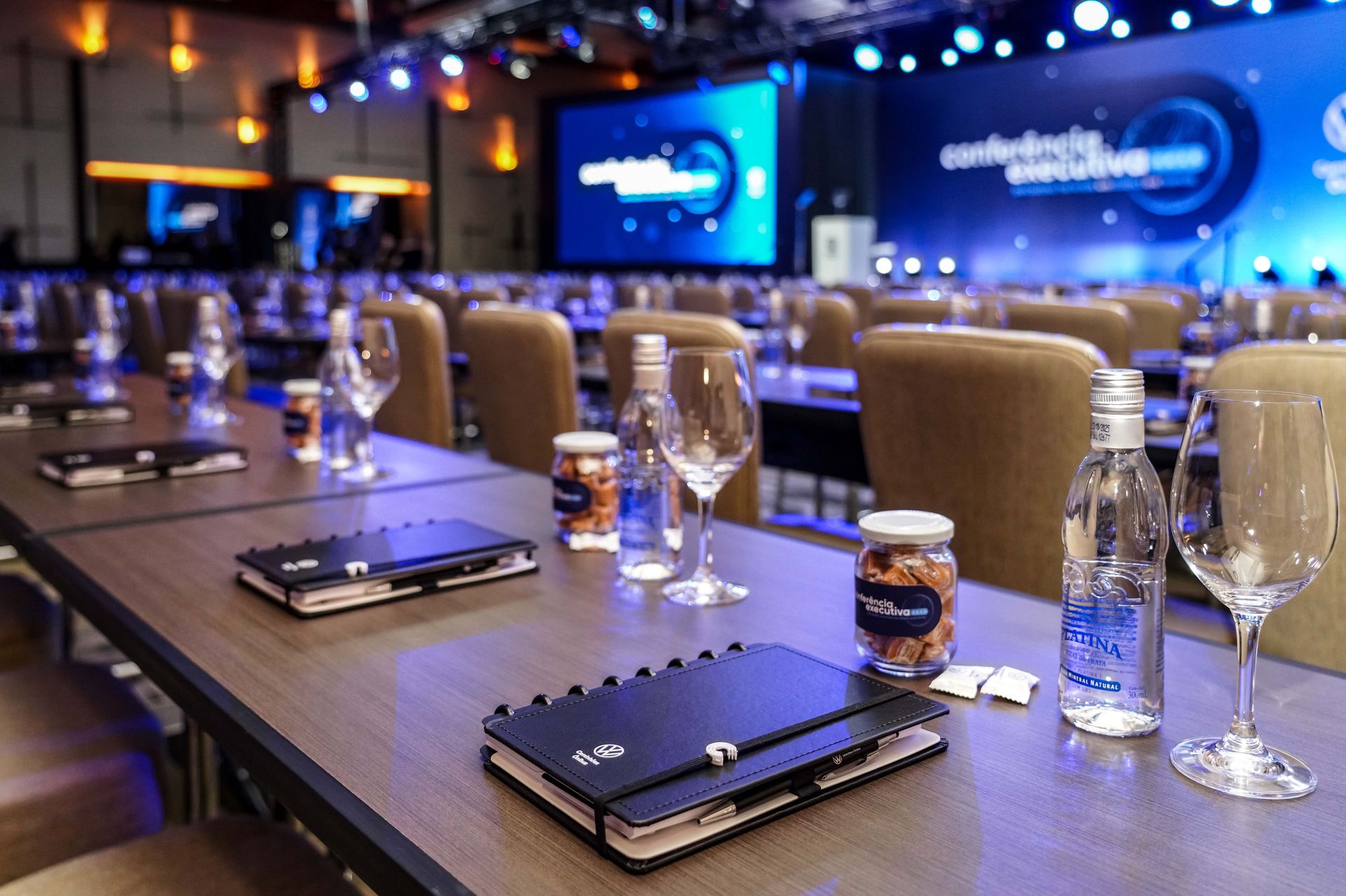 Brindes e materiais personalizados VWCO na mesa