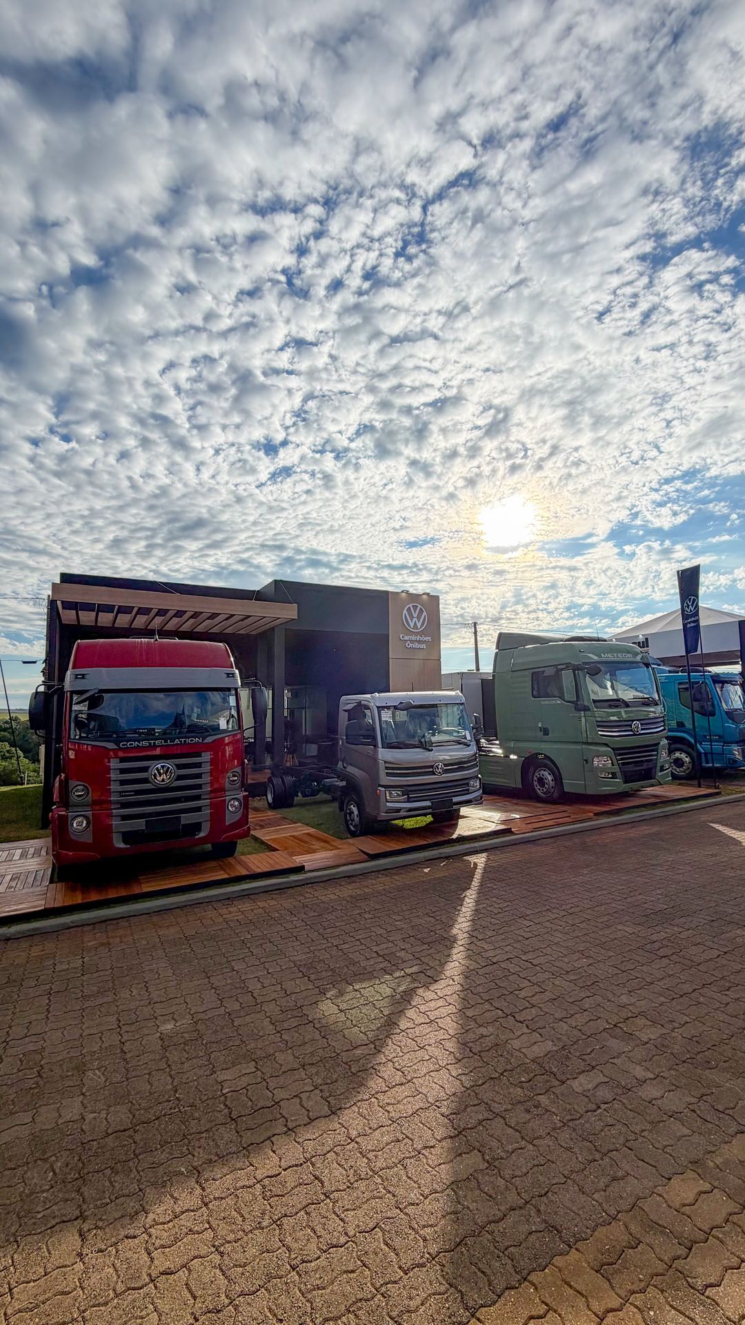 Estande VWCO na Expodireto 2026 — frota Constellation, Delivery e Meteor sob céu dramático