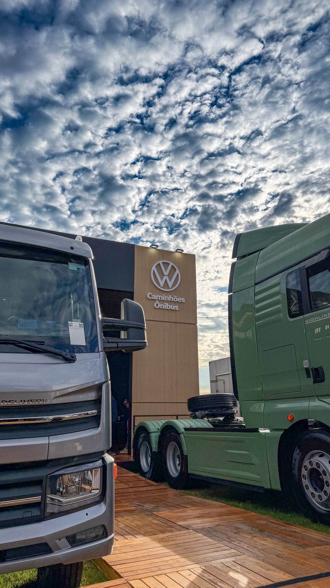 Logo VW Caminhões e Ônibus com frota e céu dramático na Expodireto 2026